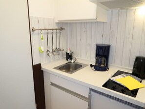 Réfrigérateur, micro-ondes, batterie de cuisine, vaisselle et ustensiles
