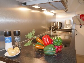 Een koelkast, een magnetron, een oven, een kinderstoel