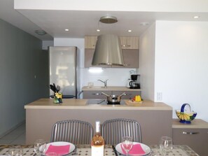 Réfrigérateur, micro-ondes, lave-vaisselle, chaise haute