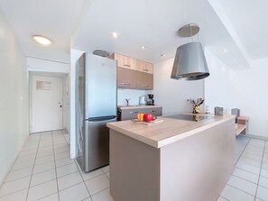 Jääkaappi, mikroaaltouuni, astianpesukone, syöttötuoli