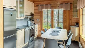 Kühlschrank, Mikrowelle, Geschirrspüler, Kochgeschirr/Geschirr/Besteck