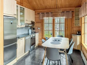 Kühlschrank, Mikrowelle, Geschirrspüler, Kochgeschirr/Geschirr/Besteck