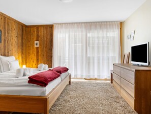 3 bedrooms, desk, WiFi