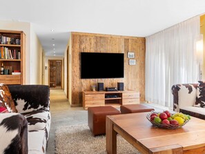 Fernseher, Kamin, DVD-Player