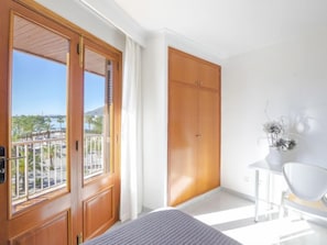 3 bedrooms, iron/ironing board, internet