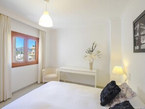 3 bedrooms, iron/ironing board, internet