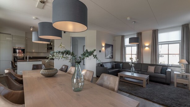 Un espacio moderno para vivir con comedor, cocina y zona de estar.