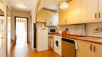 Kühlschrank, Mikrowelle, Ofen, Geschirrspüler