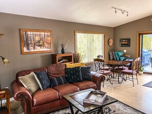 Smart TV, chimenea y libros 