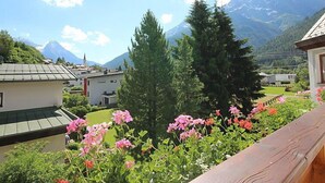 Ein Wohngebiet mit Häusern, einem Berg im Hintergrund und blauem Himmel.