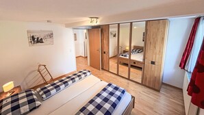 Une chambre à coucher avec un lit, une armoire et un miroir.