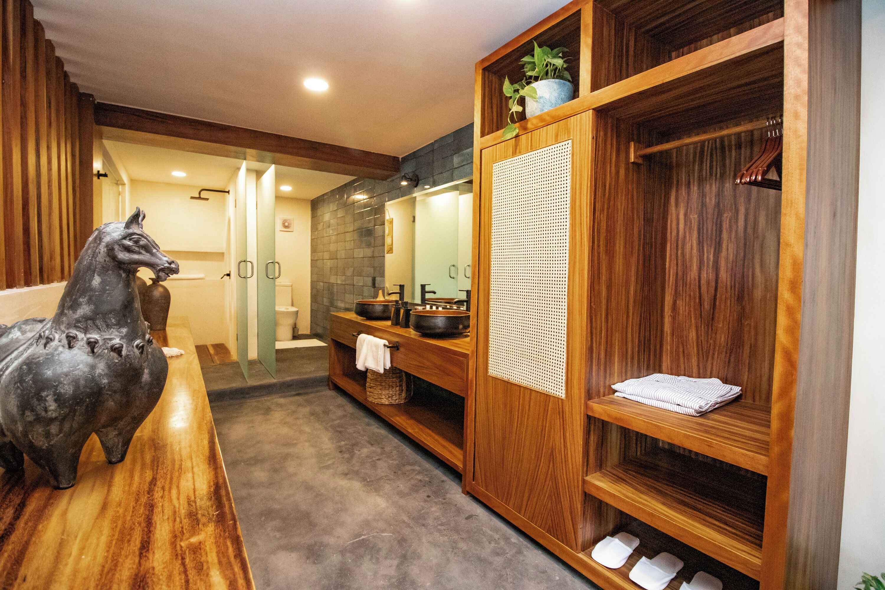 presidential suite, hot tub, oceanfront | bathroom | shower, towels, soap, shampoo