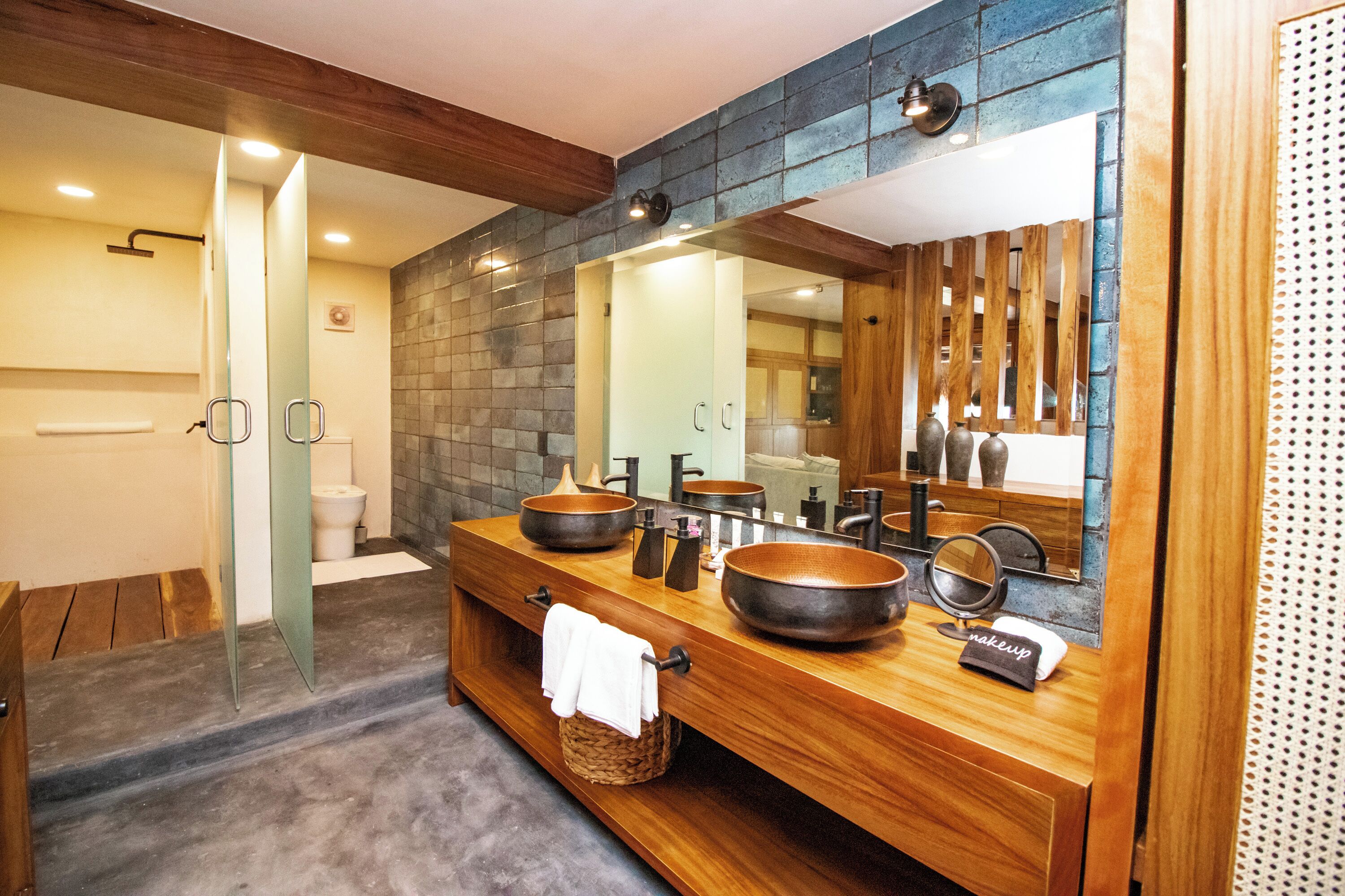 presidential suite, hot tub, oceanfront | bathroom | shower, towels, soap, shampoo