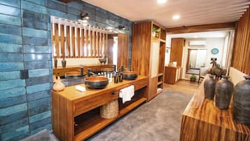 Suite Presidenziale, idromassaggio, fronte oceano | Bagno | Doccia, asciugamani, sapone, shampoo