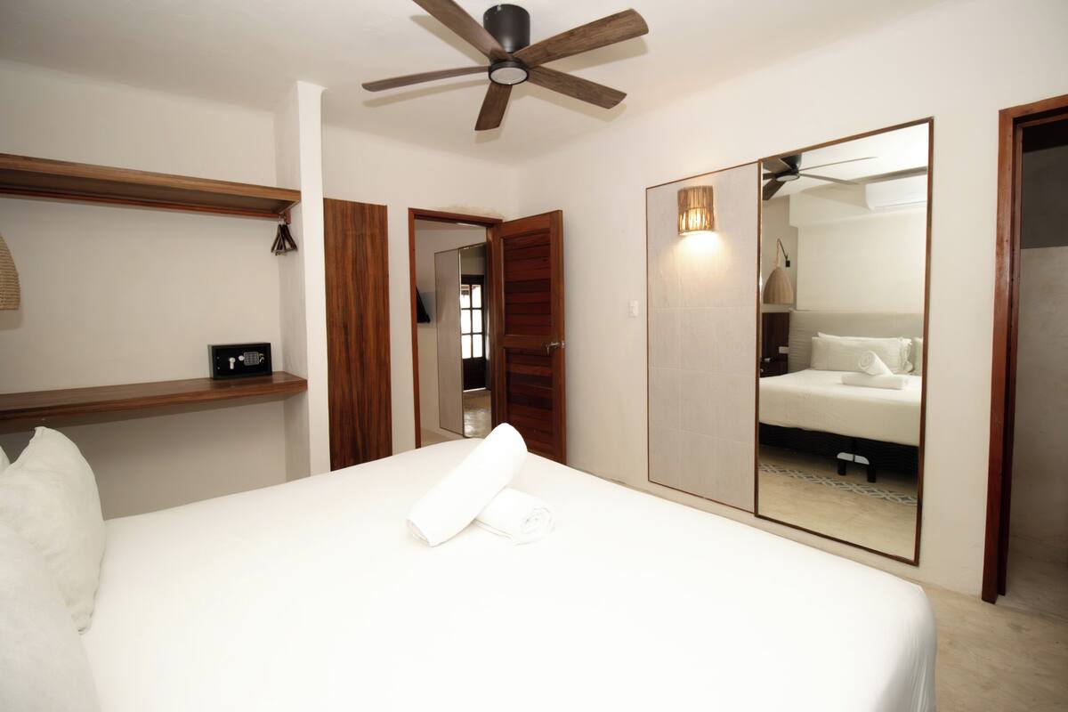 Habitación | Sábanas de algodón egipcio, ropa de cama de alta calidad, minibar