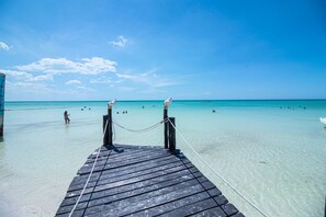 On the beach, white sand, sun loungers, beach towels - Amaité Beach Hotel (Isla Holbox)