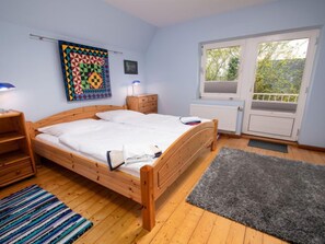 3 bedrooms, desk, Internet