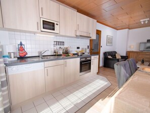 KĂŒhlschrank, Mikrowelle, Ofen, GeschirrspĂŒler