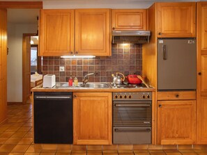 Kühlschrank, Ofen, Geschirrspüler, Kochgeschirr/Geschirr/Besteck