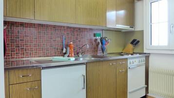 Réfrigérateur, four, batterie de cuisine, vaisselle et ustensiles