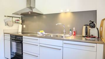 KĂŒhlschrank, Ofen, GeschirrspĂŒler, Toaster