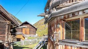 Ein rustikales Holzhaus mit einer Holzveranda und einer kleinen Treppe zum Eingang.