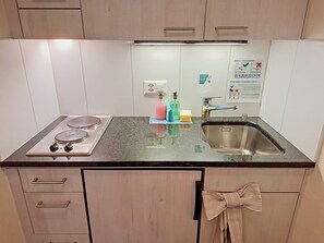 Refrigerador, tostadora y utensilios de cocina 