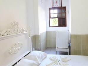 Minibar, tabla de planchar con plancha, wifi gratis y ropa de cama 