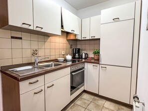 Refrigerador, horno y utensilios de cocina