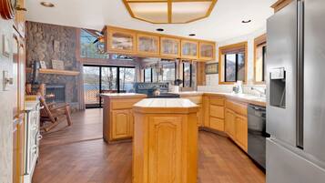 House, Multiple Beds, Pool Access, Partial Sea View (012) | Private kitchen