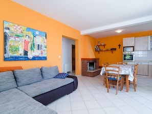 Televisión y chimenea
