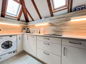 Kühlschrank, Mikrowelle, Ofen, Geschirrspüler