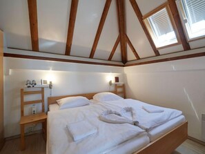 3 bedrooms, desk, iron/ironing board, WiFi
