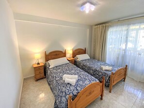 2 chambres, bureau, fer et planche à repasser, accès Internet