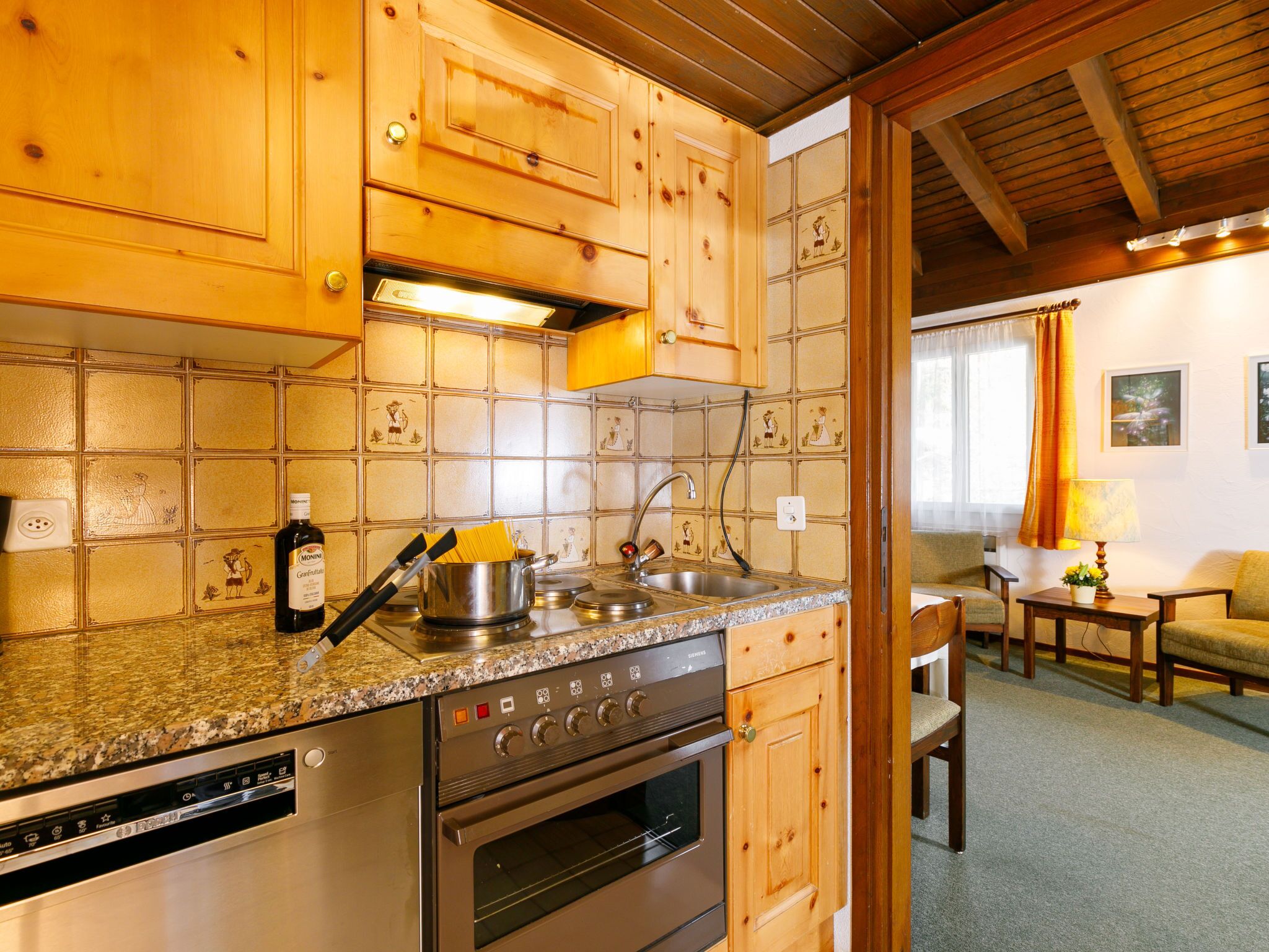 Jääkaappi, uuni, astianpesukone, keittoastiat/astiat/ruokailuvälineet