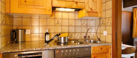 Fridge, oven, dishwasher, cookware/dishes/utensils