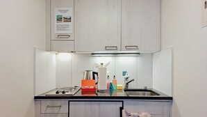 Kühlschrank, Toaster, Kochgeschirr/Geschirr/Besteck