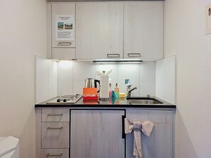 Jääkaappi, leivänpaahdin, keittoastiat/astiat/ruokailuvälineet