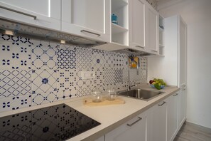 Fridge, microwave, oven, stovetop - Apartment in Puglia near the beach (Monopoli)