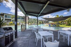 Outdoor dining - Blue on Blue Apartment 1015, 123 Sooning Stre-BOM (Nelly Bay)