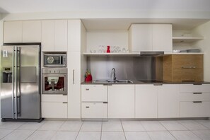 Kylskåp, mikrovågsugn, spishäll och diskmaskin