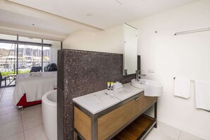 Shower - Blue on Blue Apartment 1015, 123 Sooning Stre-BOM (Nelly Bay)