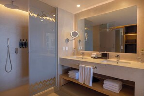 Shower, rainfall showerhead, hair dryer, towels - Senator Riviera Cancun  Spa Resort (Puerto Morelos)