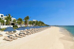 On the beach, white sand, sun-loungers, beach umbrellas - Senator Riviera Cancun  Spa Resort (Puerto Morelos)