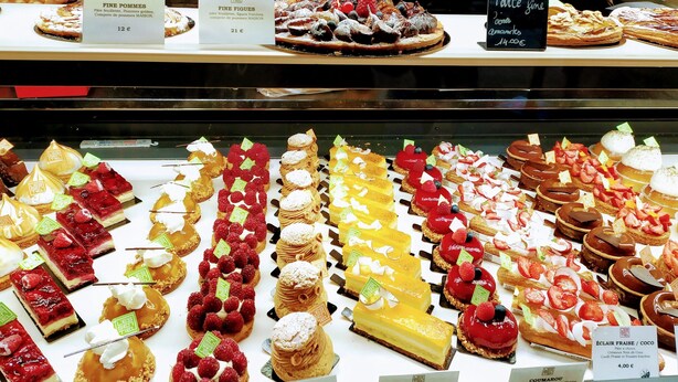 Eine Auswahl an Gebäck und Desserts in einer Bäckertheke.