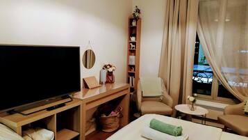 1 slaapkamer, een bureau, een strijkplank/strijkijzer, reisbedje