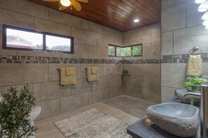 Shower, hair dryer, towels, soap - Sleeps 8, Brand New, private pool, steps from beach, dining and shopping (Dominical)