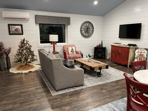 TV connectée, cheminée, lecteur de DVD, vidéothèque