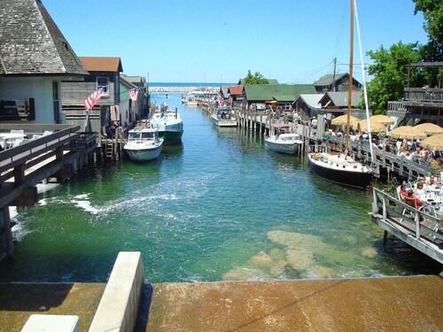 Cute cabin in our private woods, close to a bike trail, winery, and lakes