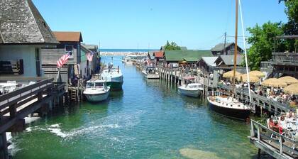 Cute cabin in our private woods, close to a bike trail, winery, and lakes